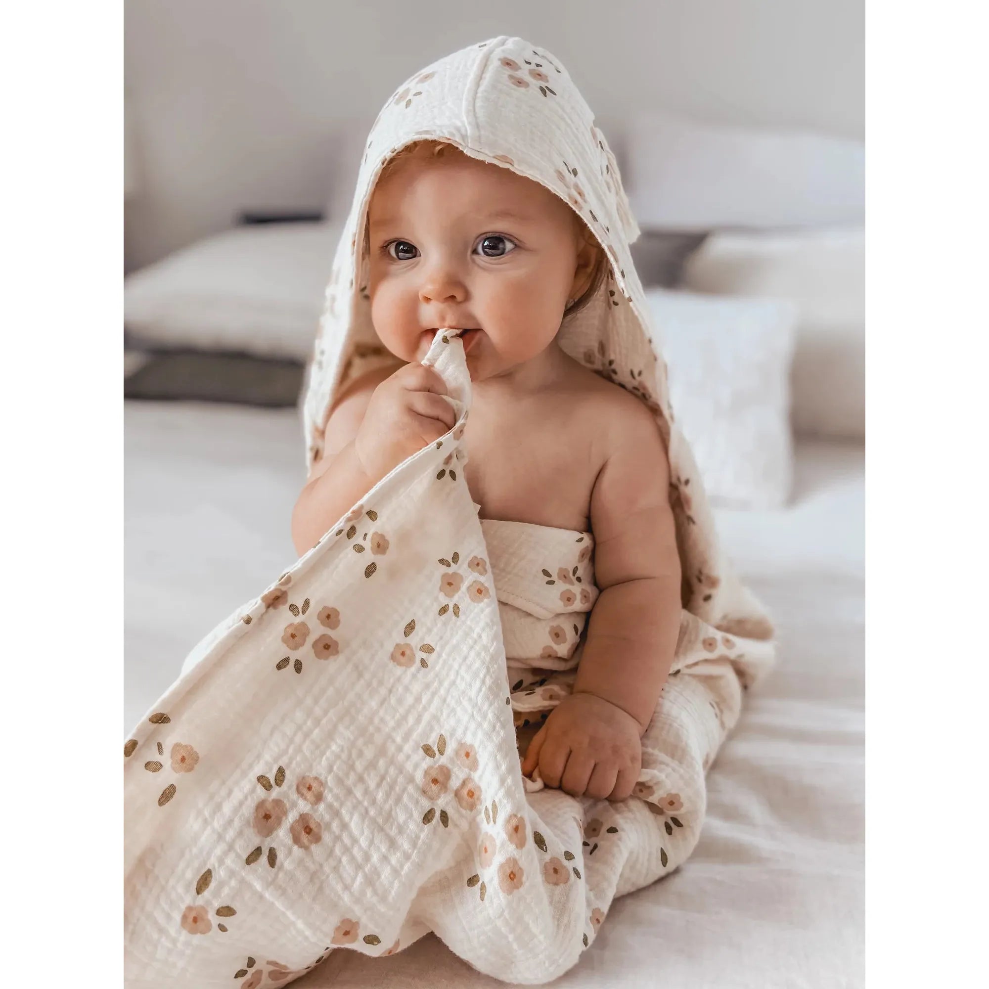 Over The Dandelions Hooded Towel With Tassel - Daisy - Urban Naturals